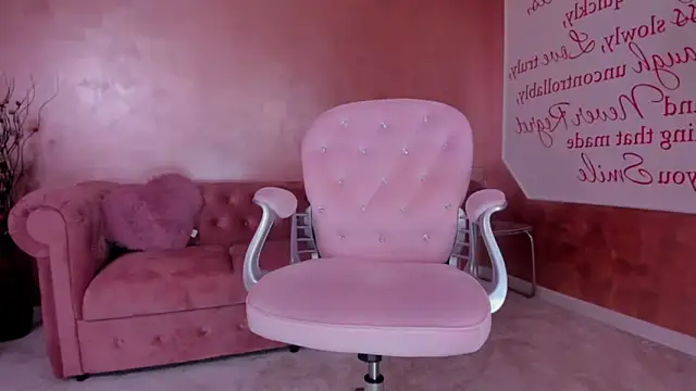 Snapshot of evanew_ chatting on 02.14.25 evanew online show from 02.14.25