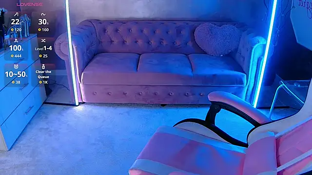 Snapshot of evanew_ chatting on 09.28.25 evanew online show from 09.28.25