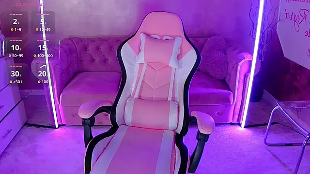 Snapshot of evanew_ chatting on 10.09.25 evanew online show from 10.09.25