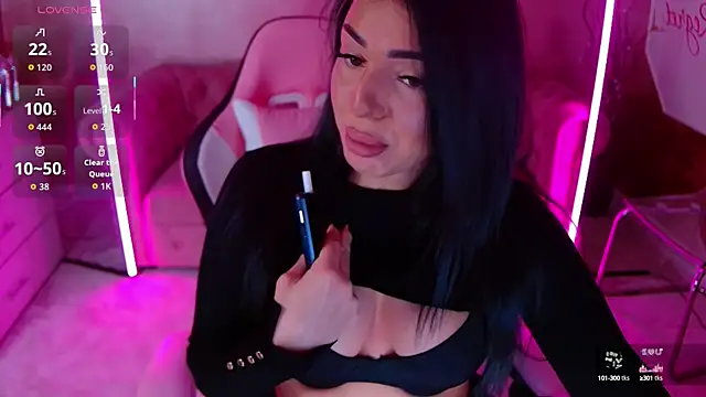 Snapshot of evanew_ chatting on 10.15.25 evanew online show from 10.15.25