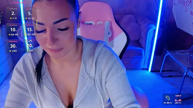 Snapshot of evanew_ chatting on 10.17.25 evanew online show from 10.17.25