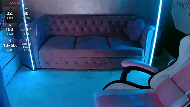 Snapshot of evanew_ chatting on 10.28.25 evanew online show from 10.28.25