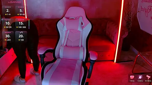 Snapshot of evanew_ chatting on 11.29.25 evanew online show from 11.29.25