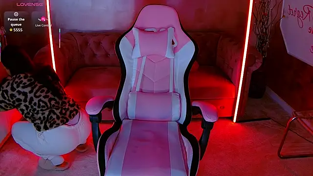 Snapshot of evanew_ chatting on 12.03.25 evanew online show from 12.03.25