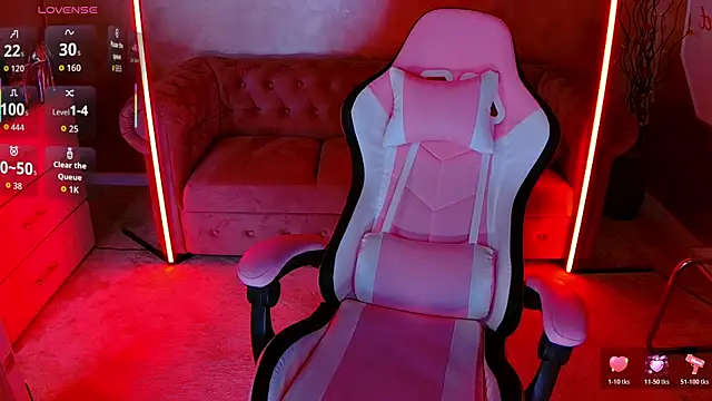 Snapshot of evanew_ chatting on 12.16.25 evanew online show from 12.16.25