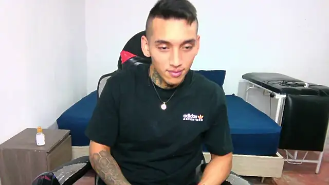 Snapshot of David_Adams2003 chatting on 01.06.25 David Adams2003 online show from 01.06.25