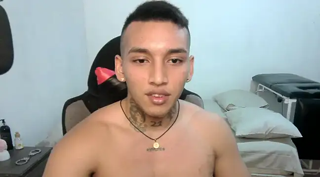 Snapshot of David_Adams2003 chatting on 02.06.25 David Adams2003 online show from 02.06.25