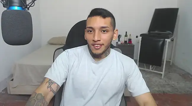 Snapshot of David_Adams2003 chatting on 03.10.25 David Adams2003 online show from 03.10.25