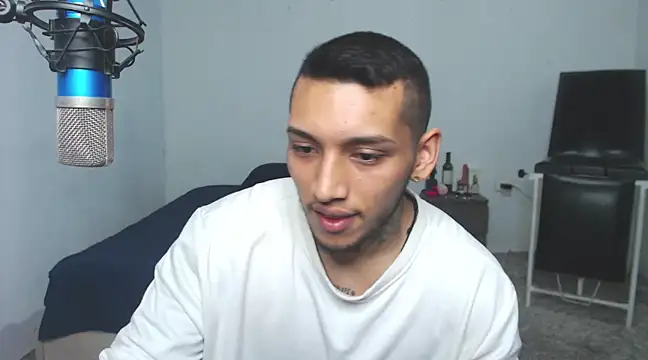 Snapshot of David_Adams2003 chatting on 03.18.25 David Adams2003 online show from 03.18.25