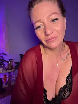 Snapshot of AlessasRoom chatting on 04.24.26 AlessasRoom online show from 04.24.26