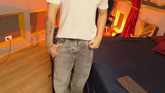 Snapshot of MarcoVitto chatting on 11.04.25 MarcoVitto online show from 11.04.25