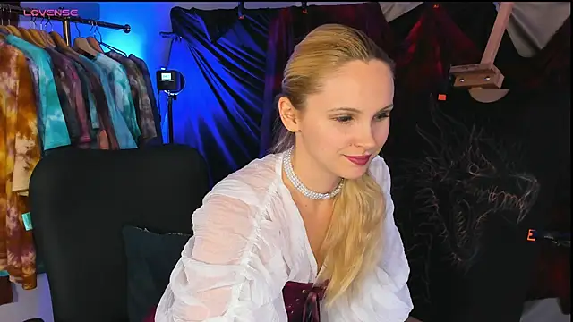 Snapshot of Anna_Corsets chatting on 10.22.25 Anna Corsets online show from 10.22.25
