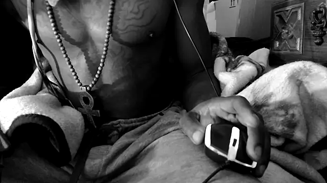 Snapshot of dominatingblacklove chatting on 09.30.25 dominatingblacklove online show from 09.30.25