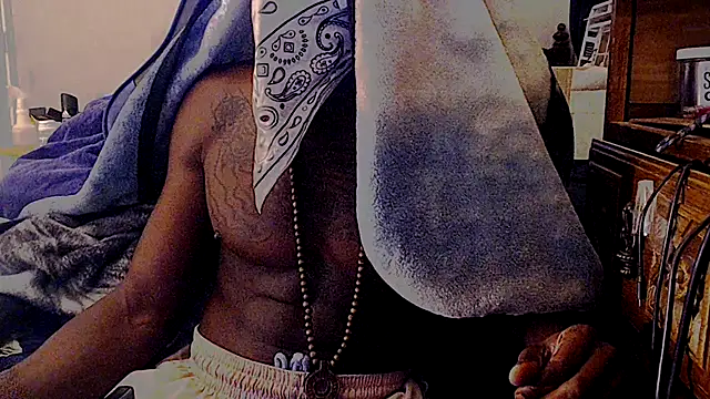 Snapshot of dominatingblacklove chatting on 10.01.25 dominatingblacklove online show from 10.01.25