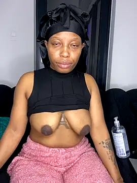 Snapshot of Thando04 chatting on 10.19.25 Thando04 online show from 10.19.25