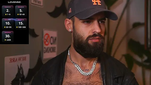 Snapshot of HairyRobxxx chatting on 11.05.25 HairyRobxxx online show from 11.05.25