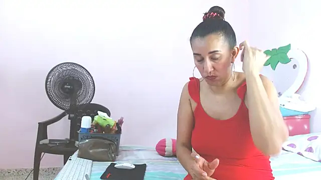 Snapshot of latinabueno41 chatting on 01.14.25 latinabueno41 online show from 01.14.25