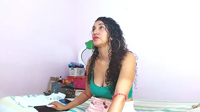Snapshot of latinabueno41 chatting on 01.17.25 latinabueno41 online show from 01.17.25
