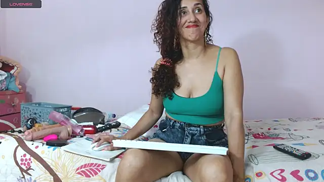 Snapshot of latinabueno41 chatting on 02.16.25 latinabueno41 online show from 02.16.25