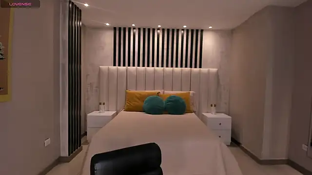 Snapshot of NiaSalvatore chatting on 10.04.25 NiaSalvatore online show from 10.04.25