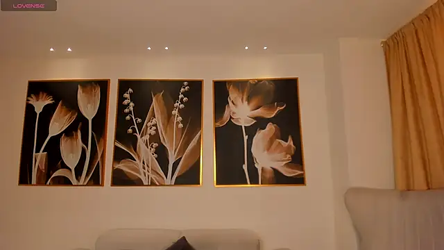 Snapshot of NiaSalvatore chatting on 10.22.25 NiaSalvatore online show from 10.22.25