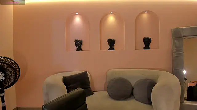 Snapshot of NiaSalvatore chatting on 10.28.25 NiaSalvatore online show from 10.28.25