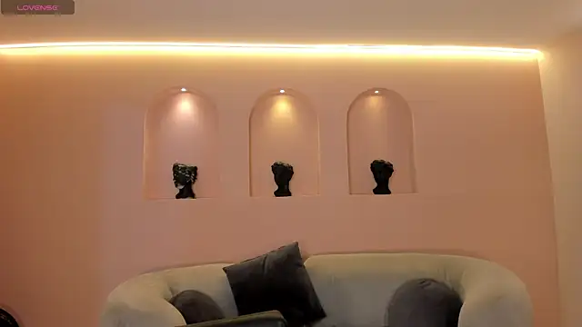 Snapshot of NiaSalvatore chatting on 10.30.25 NiaSalvatore online show from 10.30.25