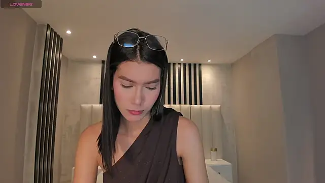 NiaSalvatore online show from 02.14.26