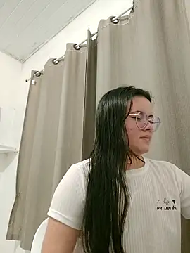 Snapshot of camillebr chatting on 10.05.25 camillebr online show from 10.05.25