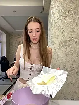 Evelyn Mooree online show from 01.06.25