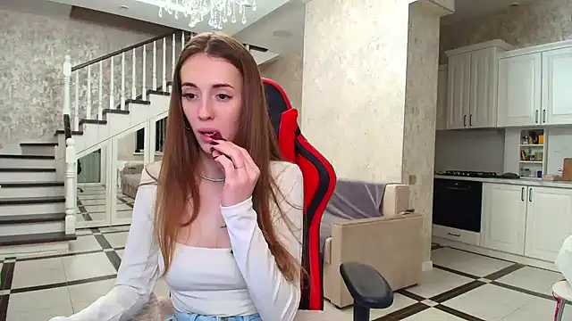 Evelyn Mooree online show from 01.13.25