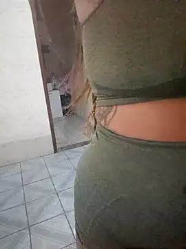 Snapshot of AliceRuivinha2 chatting on 10.22.25 AliceRuivinha2 online show from 10.22.25