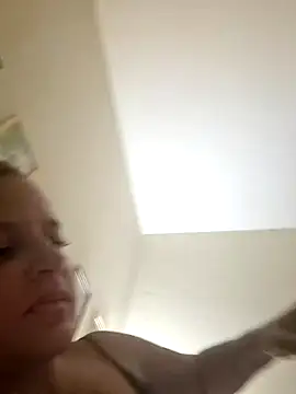 Snapshot of AliceRuivinha2 chatting on 10.24.25 AliceRuivinha2 online show from 10.24.25