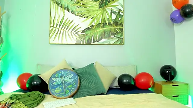 Snapshot of iriis_rosse chatting on 10.31.25 iriis rosse online show from 10.31.25