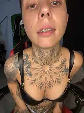 Snapshot of Izy_cute_ chatting on 02.12.25 Izy cute online show from 02.12.25