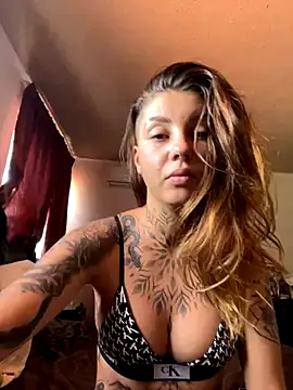 Snapshot of Izy_cute_ chatting on 09.11.25 Izy cute online show from 09.11.25