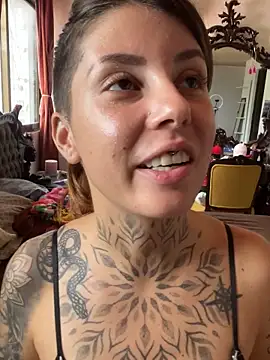 Snapshot of Izy_cute_ chatting on 10.03.25 Izy cute online show from 10.03.25