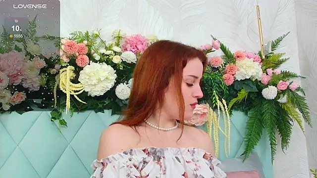 Snapshot of EllieGarson chatting on 10.09.25 EllieGarson online show from 10.09.25