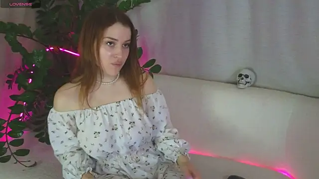 Snapshot of EllieGarson chatting on 10.28.25 EllieGarson online show from 10.28.25