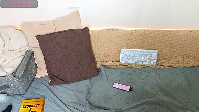 Snapshot of emilytrays chatting on 02.03.26 emilytrays online show from 02.03.26