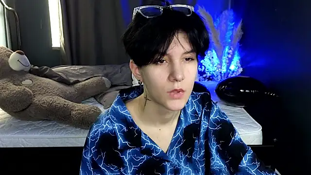 Snapshot of Hyeon_Jin chatting on 03.11.25 Hyeon Jin online show from 03.11.25