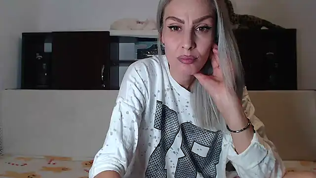 Snapshot of AshlineKatte chatting on 10.22.25 AshlineKatte online show from 10.22.25