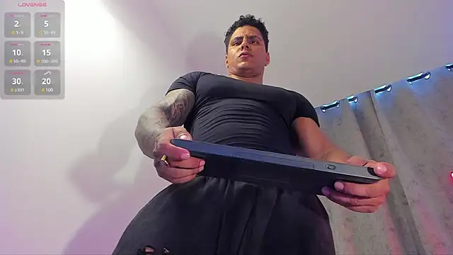 Snapshot of Maximoscott chatting on 01.26.25 Maximoscott online show from 01.26.25