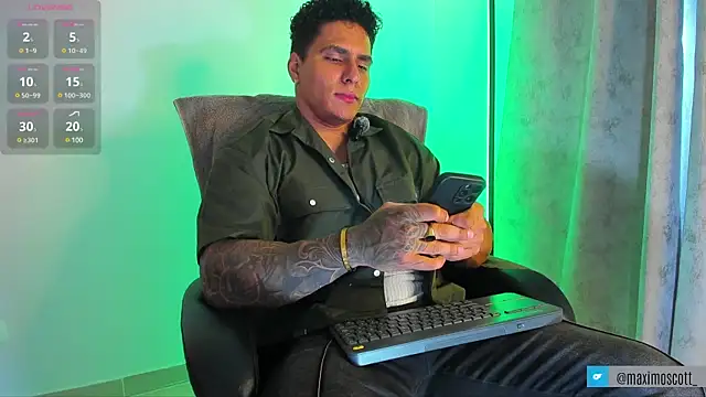 Snapshot of Maximoscott chatting on 02.25.25 Maximoscott online show from 02.25.25