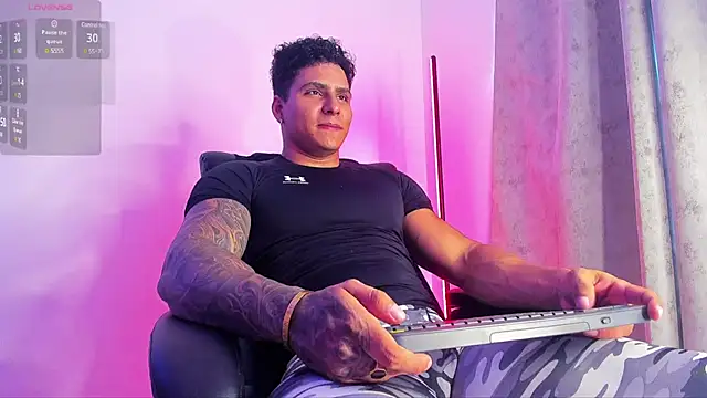 Snapshot of Maximoscott chatting on 02.26.25 Maximoscott online show from 02.26.25