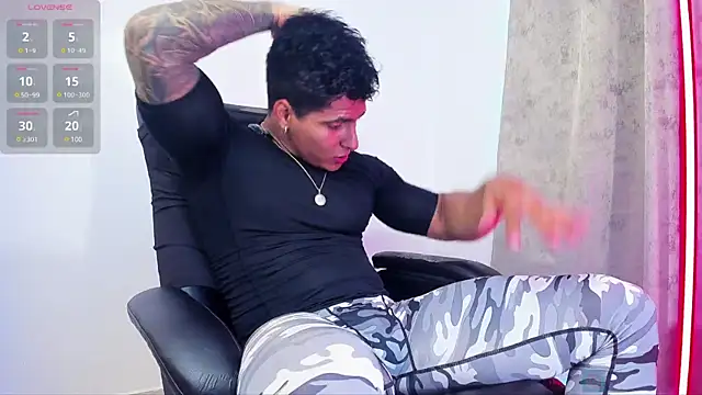 Snapshot of Maximoscott chatting on 03.01.25 Maximoscott online show from 03.01.25