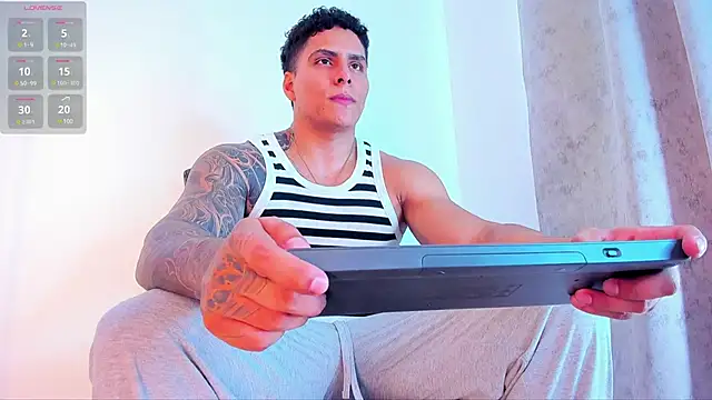 Snapshot of Maximoscott chatting on 03.21.25 Maximoscott online show from 03.21.25