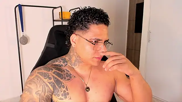 Snapshot of Maximoscott chatting on 11.13.25 Maximoscott online show from 11.13.25