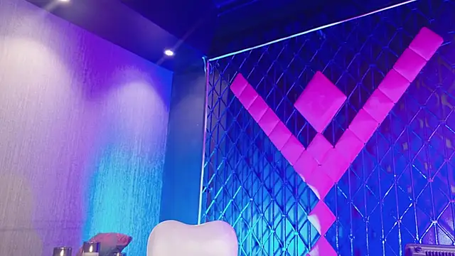 Snapshot of Domina-tef chatting on 10.30.25 Domina-tef online show from 10.30.25