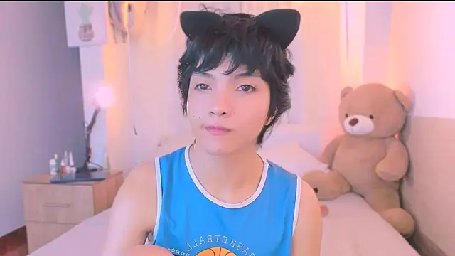 Snapshot of AllanYong18 chatting on 10.13.25 AllanYong18 online show from 10.13.25